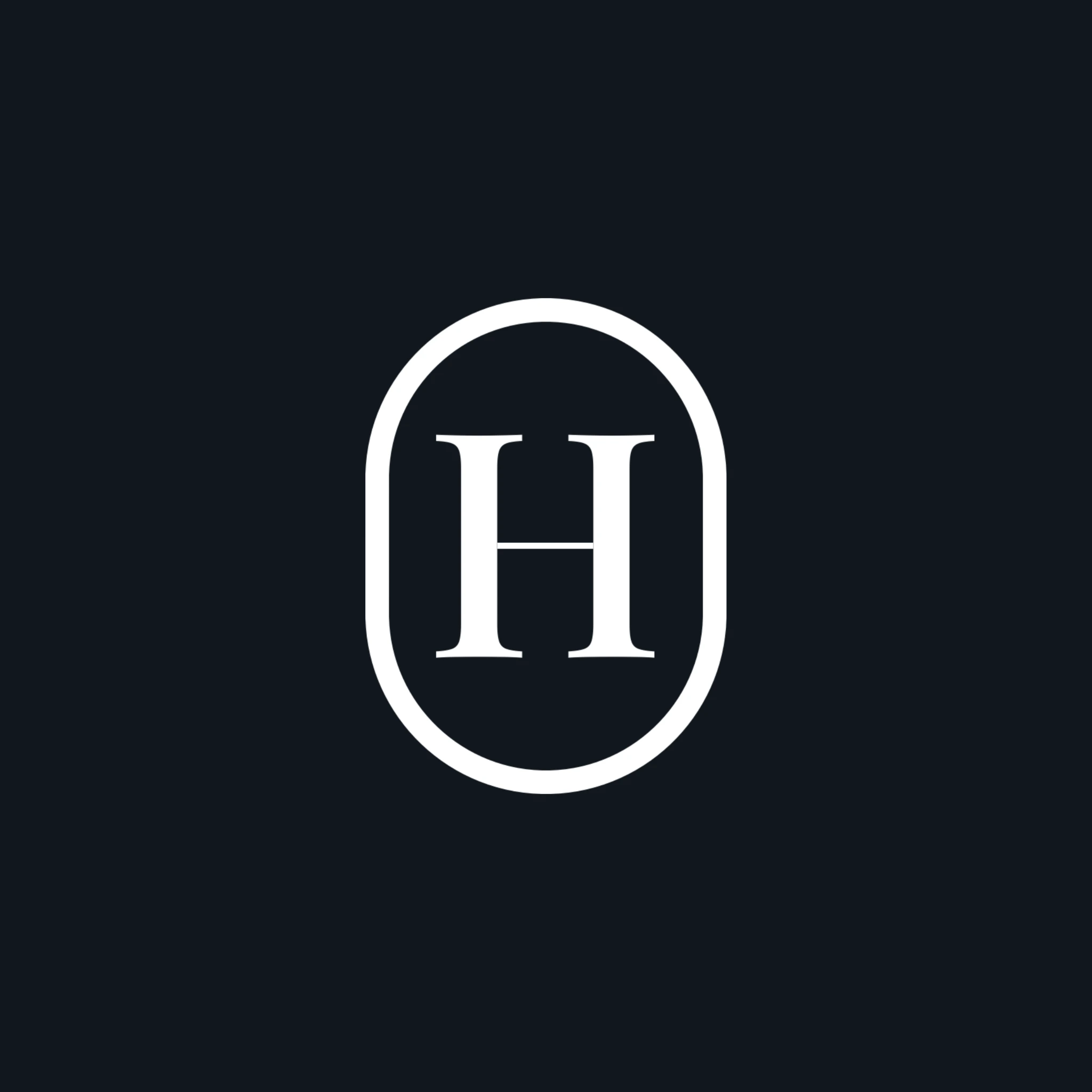 Logo hreimmo. Fond noir. Le logo est blanc. C'est la lettre H encerclée.